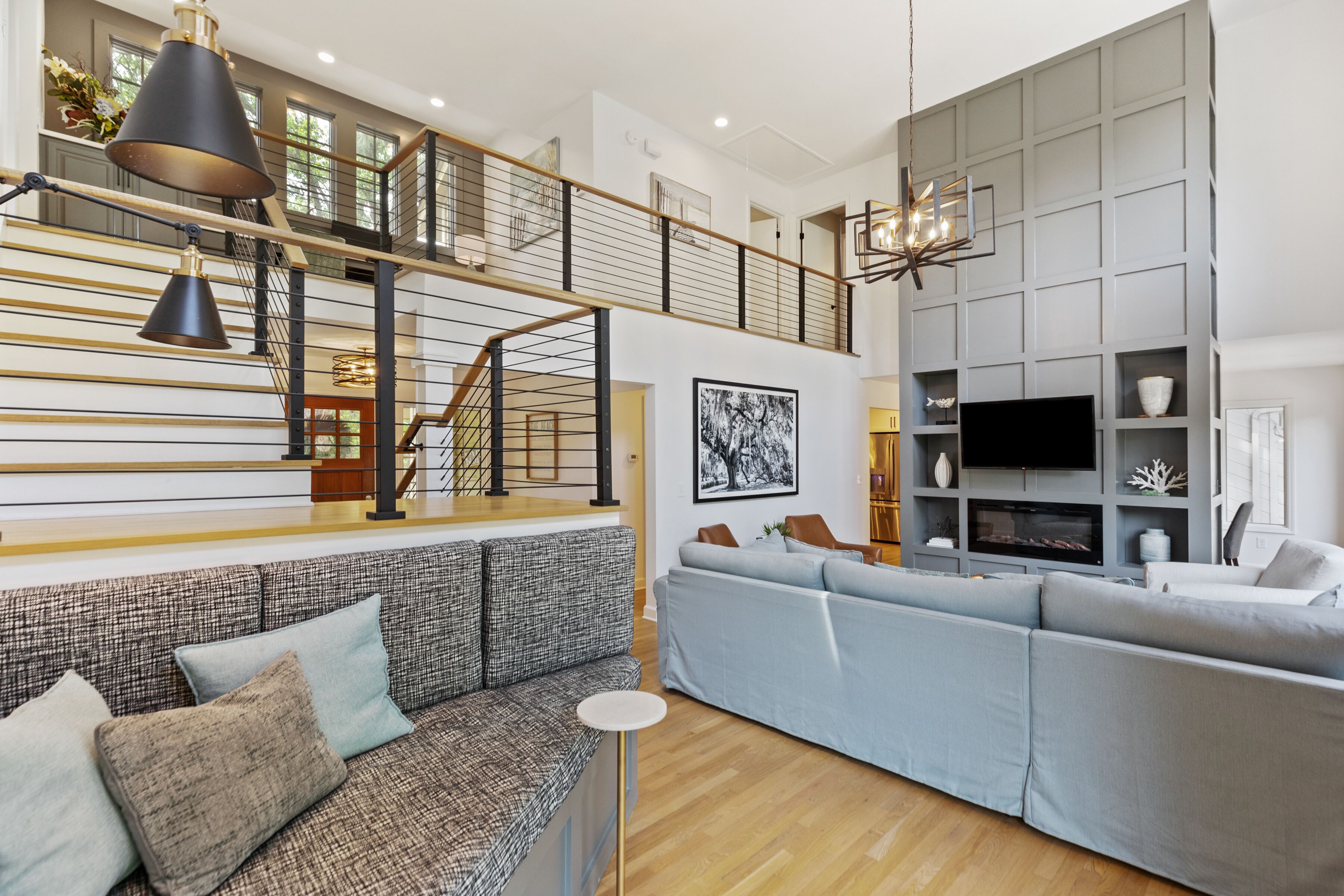 Lovely reno, great view, Yards to Beach!