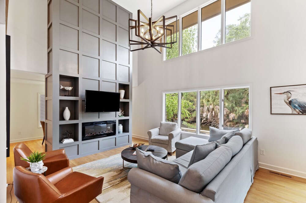 Lovely reno, great view, Yards to Beach!