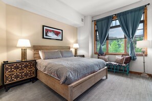 3 bedrooms, blackout drapes, iron/ironing board, travel crib - Perfect Downtown Location, Overlooking River & Howelsen Ski Area 3BD/2.5 BA (Steamboat Springs)