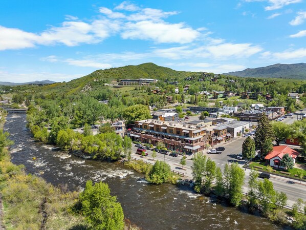 Une ville traversée par une rivière, entourée de verdure et de collines.