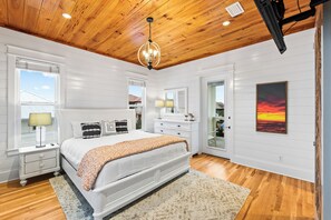 5 bedrooms, iron/ironing board, free WiFi, bed sheets