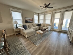 Téléviseur connecté, table de baby-foot, table de ping-pong