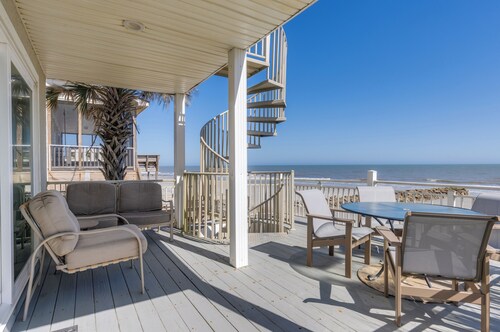 Surfer's Paradise - Oceanfront Home with Spectacular Views and Private Master Su