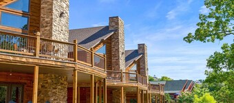 Can't miss 10-Bedroom Lakefront Lodge