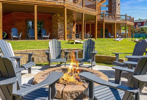 Can't miss 10-Bedroom Lakefront Lodge