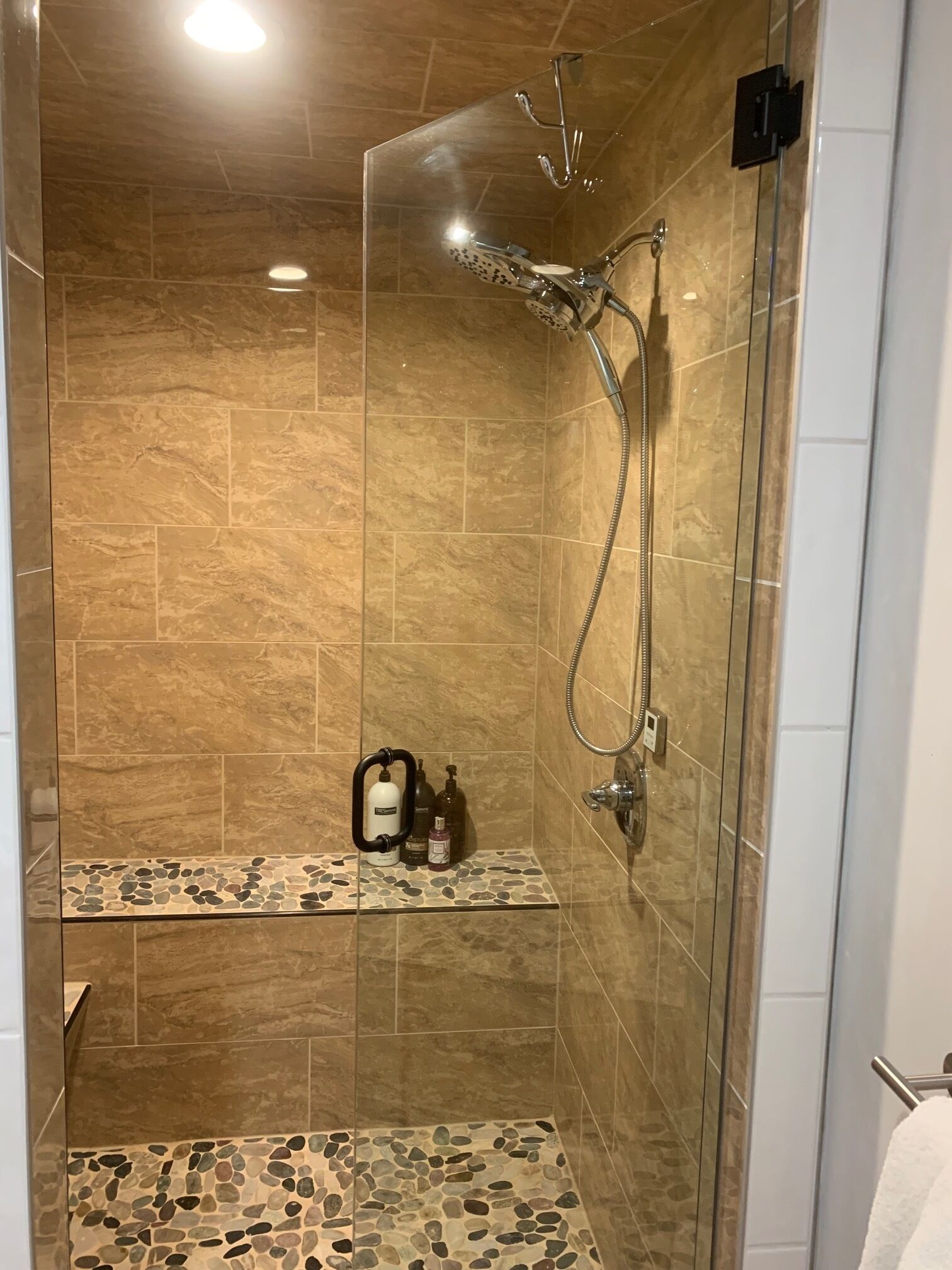 Ensemble douche/baignoire, sèche-cheveux, bidet, serviettes fournies