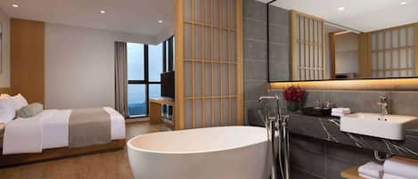 Minibar, pengeskab på værelset, skrivebord, strygejern/strygebræt