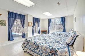 4 bedrooms, desk, iron/ironing board, Internet