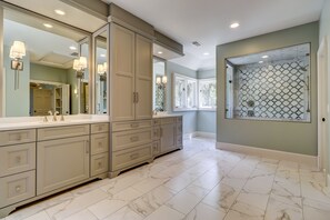 Combined shower/tub, hair dryer, towels