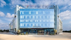 Un edificio moderno con fachada de vidrio y el nombre 'encore' bien visible.