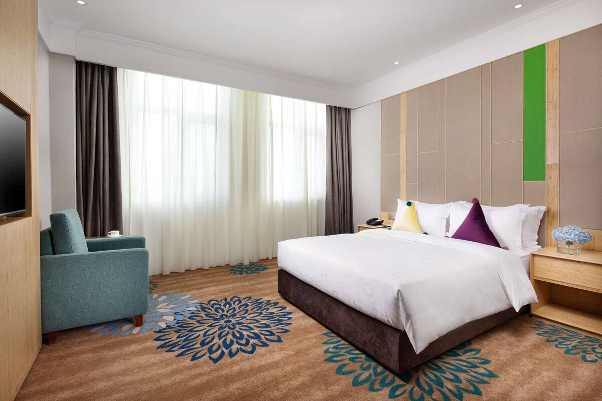 Selimut bulu angsa, minibar, brankas, dan meja kerja