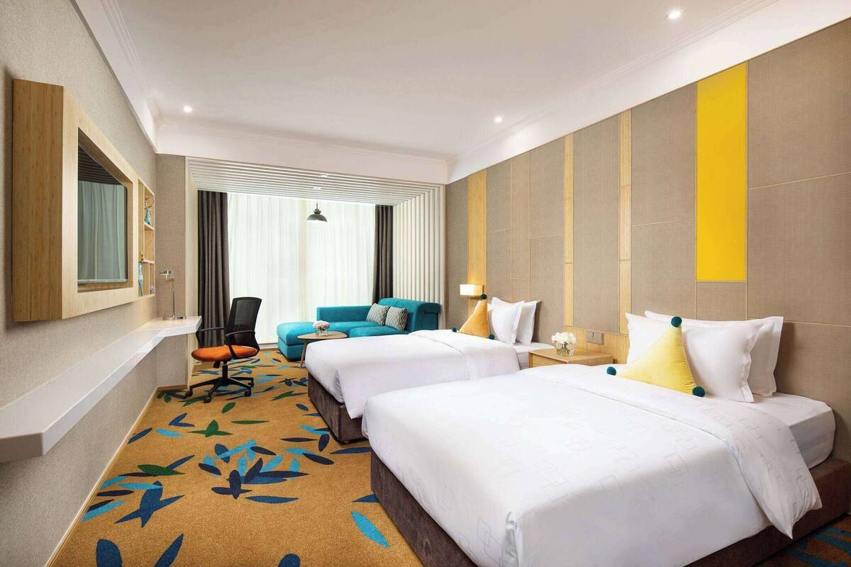 Selimut bulu angsa, minibar, brankas, dan meja kerja