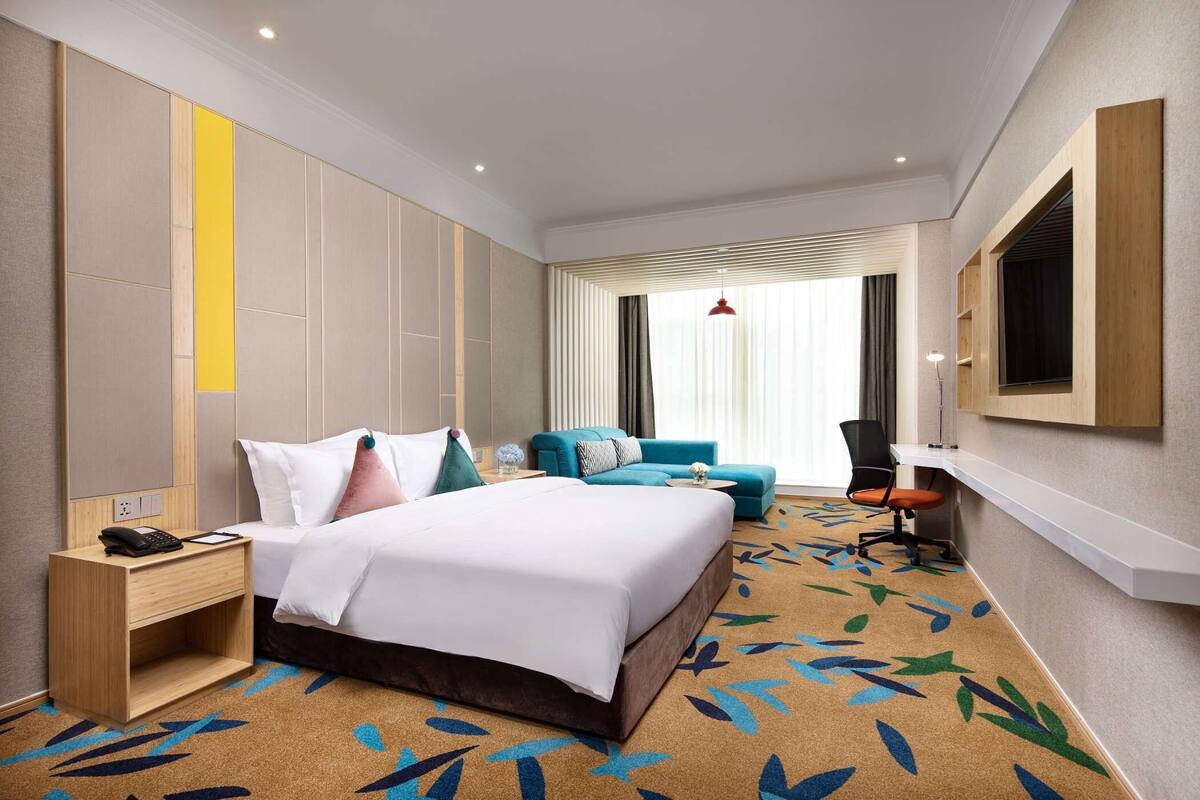 Selimut bulu angsa, minibar, brankas, dan meja kerja