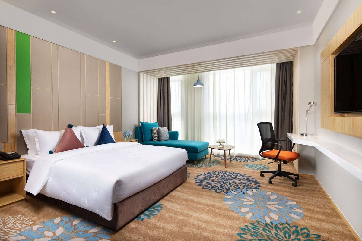 Selimut bulu angsa, minibar, brankas, dan meja kerja