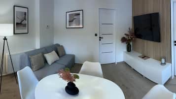 Un espacio habitable moderno con cocina, comedor y zona de estar.