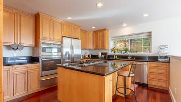 House (3 Bedrooms) | Private kitchen | Full-size fridge, microwave, oven, espresso maker