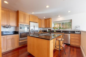 House (3 Bedrooms) | Private kitchen | Full-size fridge, microwave, oven, stovetop