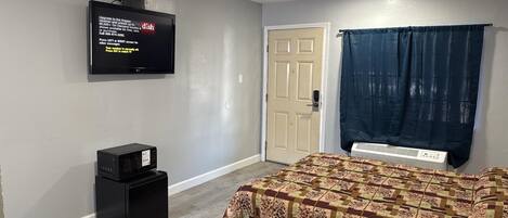 Basic Single Room, 1 Queen Bed, City View | Desk, iron/ironing board, free WiFi, bed sheets