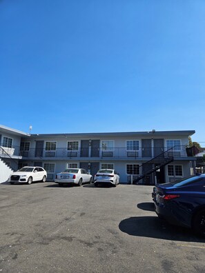 Exterior - Palms Motel (Emeryville)