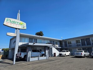 Exterior - Palms Motel (Emeryville)