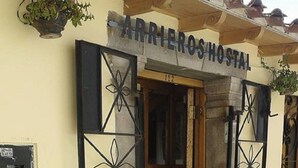 Property entrance - Arrieros Hostal (Cusco)