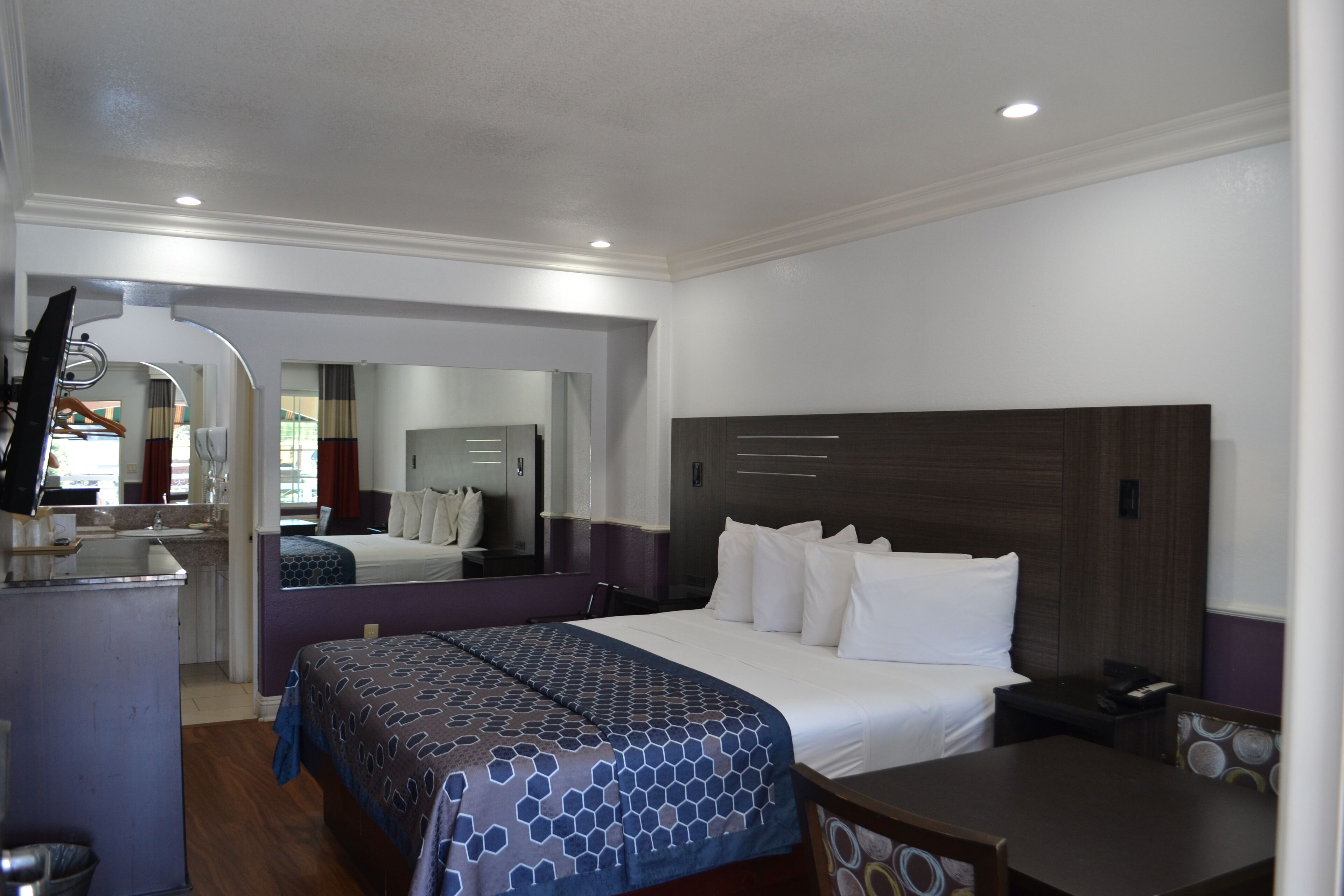 Standard Room, 1 King Bed, Non Smoking | Free WiFi