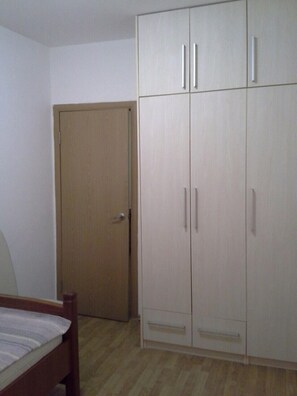 Toetasjesleilighet, sjøutsikt | Blendingsgardiner, strykejern/-brett, wi-fi (inkludert) og sengetøy