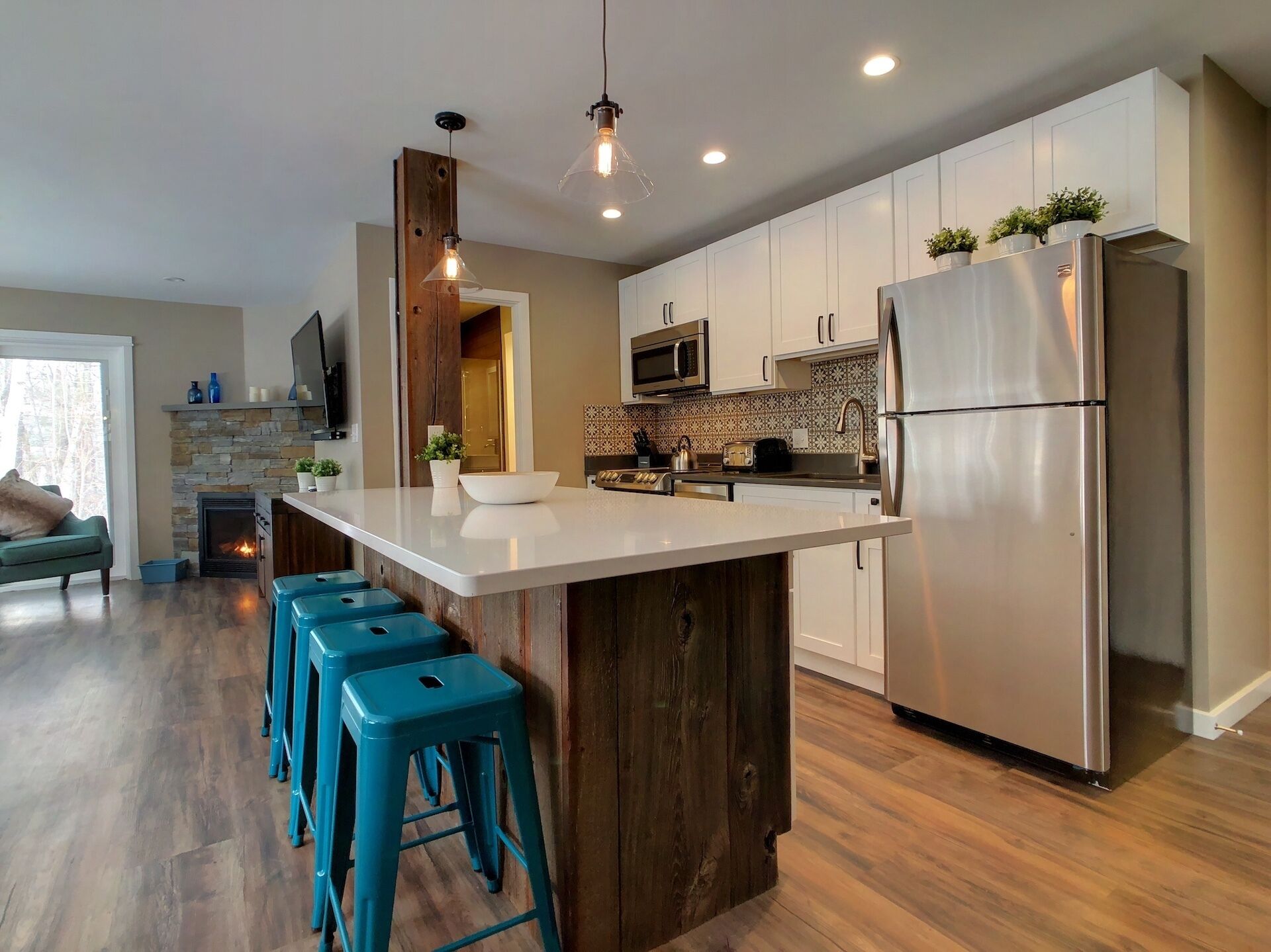 Geladeira, micro-ondas, fogão, cooktop