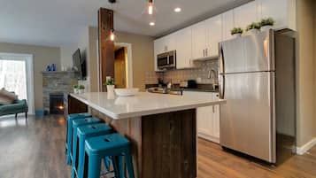 Geladeira, micro-ondas, fogão, cooktop