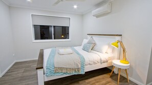 4 bedrooms, bed sheets