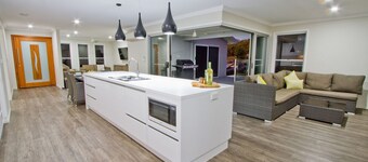 TEMOANA in Agnes Water - house in town with swimming pool