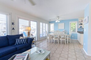 Een smart-tv, videogames, een dvd-speler en boeken