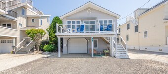 Enjoy Family Memories - Great Outdoor Decks And Backyard; A Few Houses To Beach
