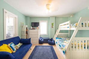 4 bedrooms, iron/ironing board, free WiFi