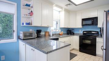 Een koelkast, een magnetron, een oven, een kookplaat