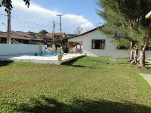 Pool - Great beach house, pool, barbecue, just 150 meters from Lagoa (São Pedro D`Aldeia)