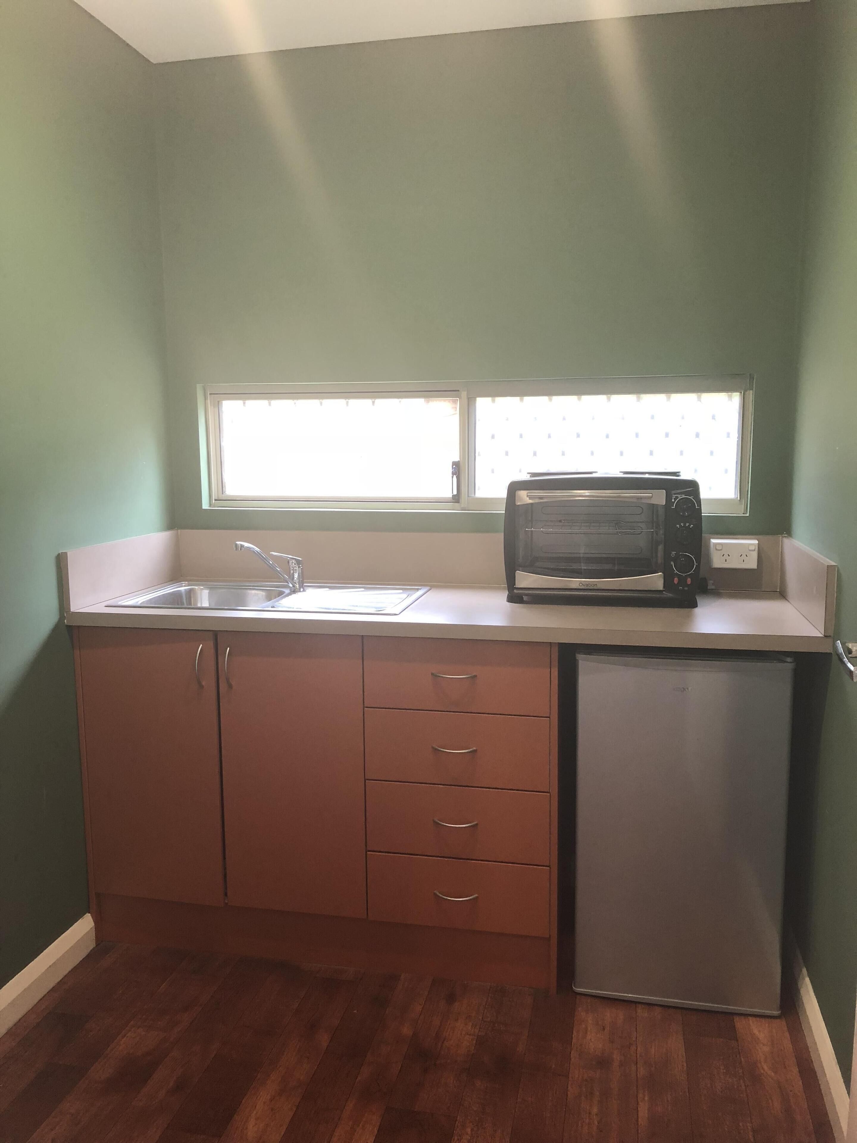 Natures Retreat: Studio Cottage Amid Roses & Bush Overlooking Baldivis Salt lake — image 4