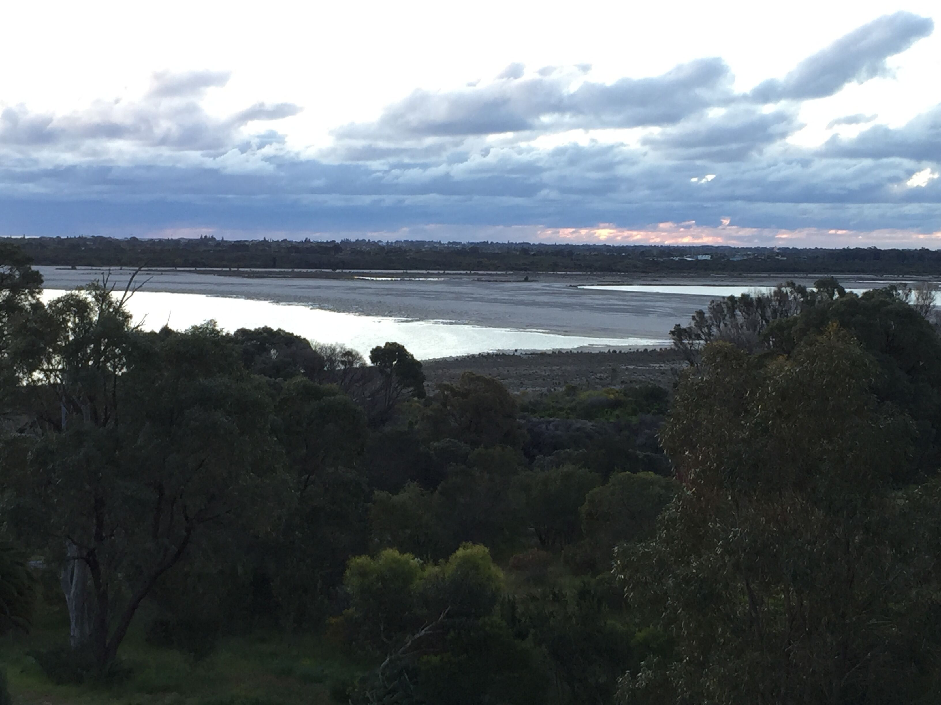 Natures Retreat: Studio Cottage Amid Roses & Bush Overlooking Baldivis Salt lake — image 3