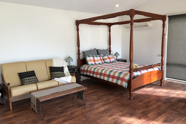 Four poster bed with lake view