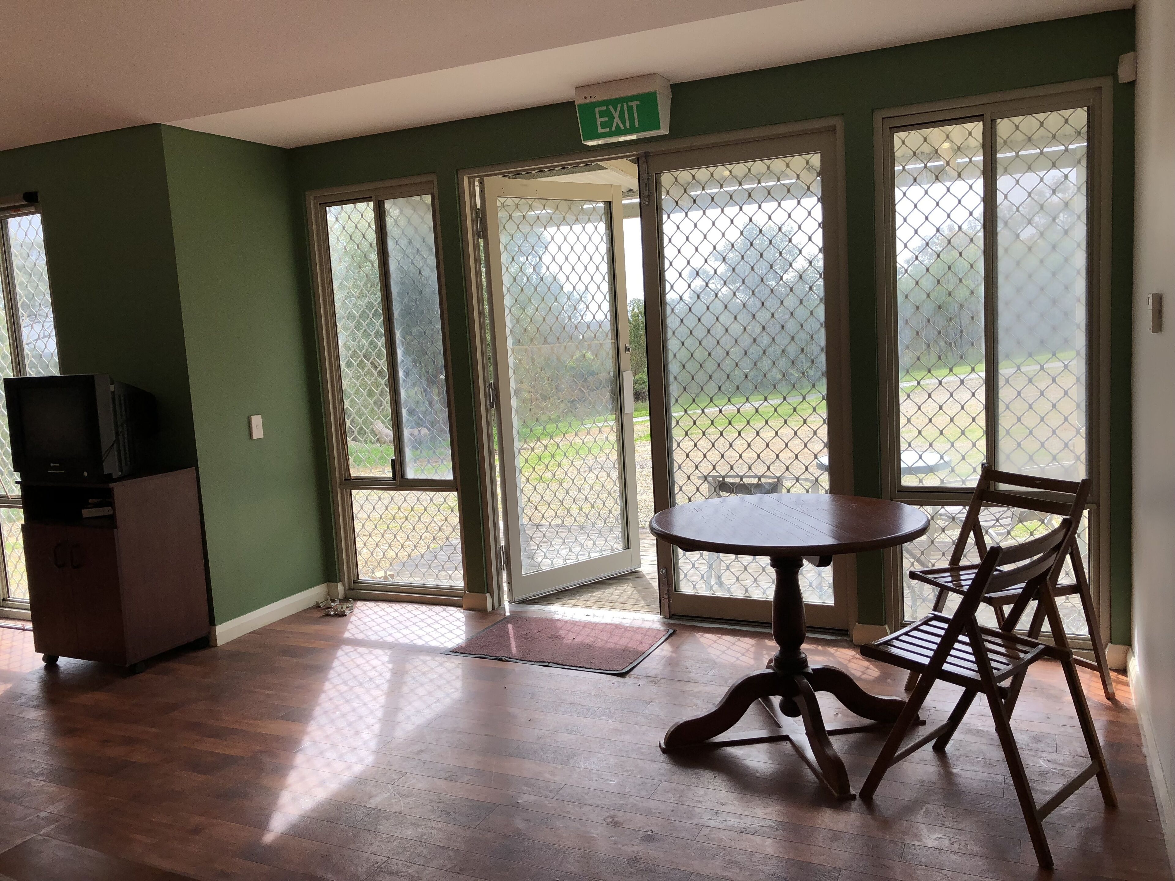 Natures Retreat: Studio Cottage Amid Roses & Bush Overlooking Baldivis Salt lake — image 2