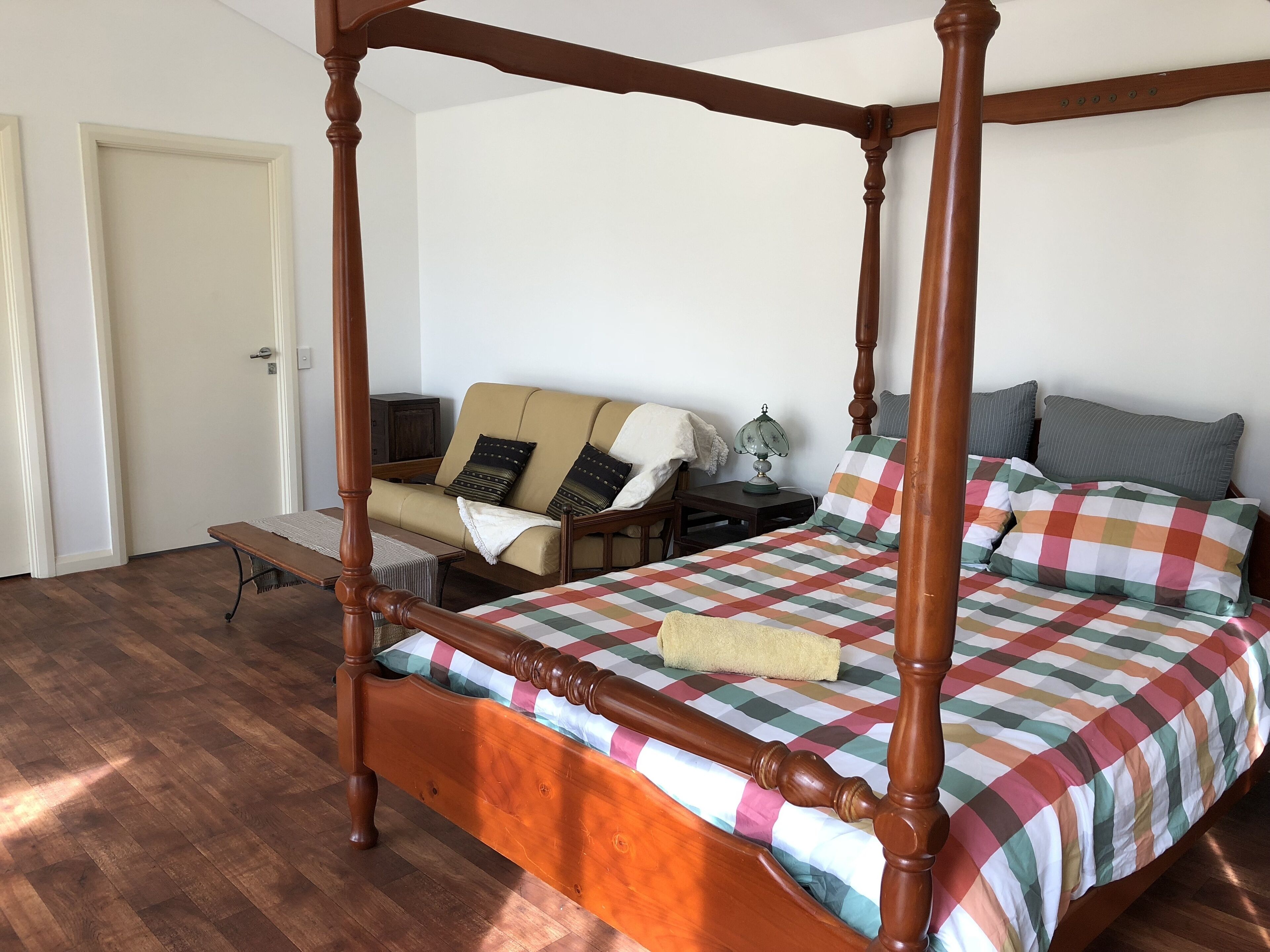 Natures Retreat: Studio Cottage Amid Roses & Bush Overlooking Baldivis Salt lake — image 7