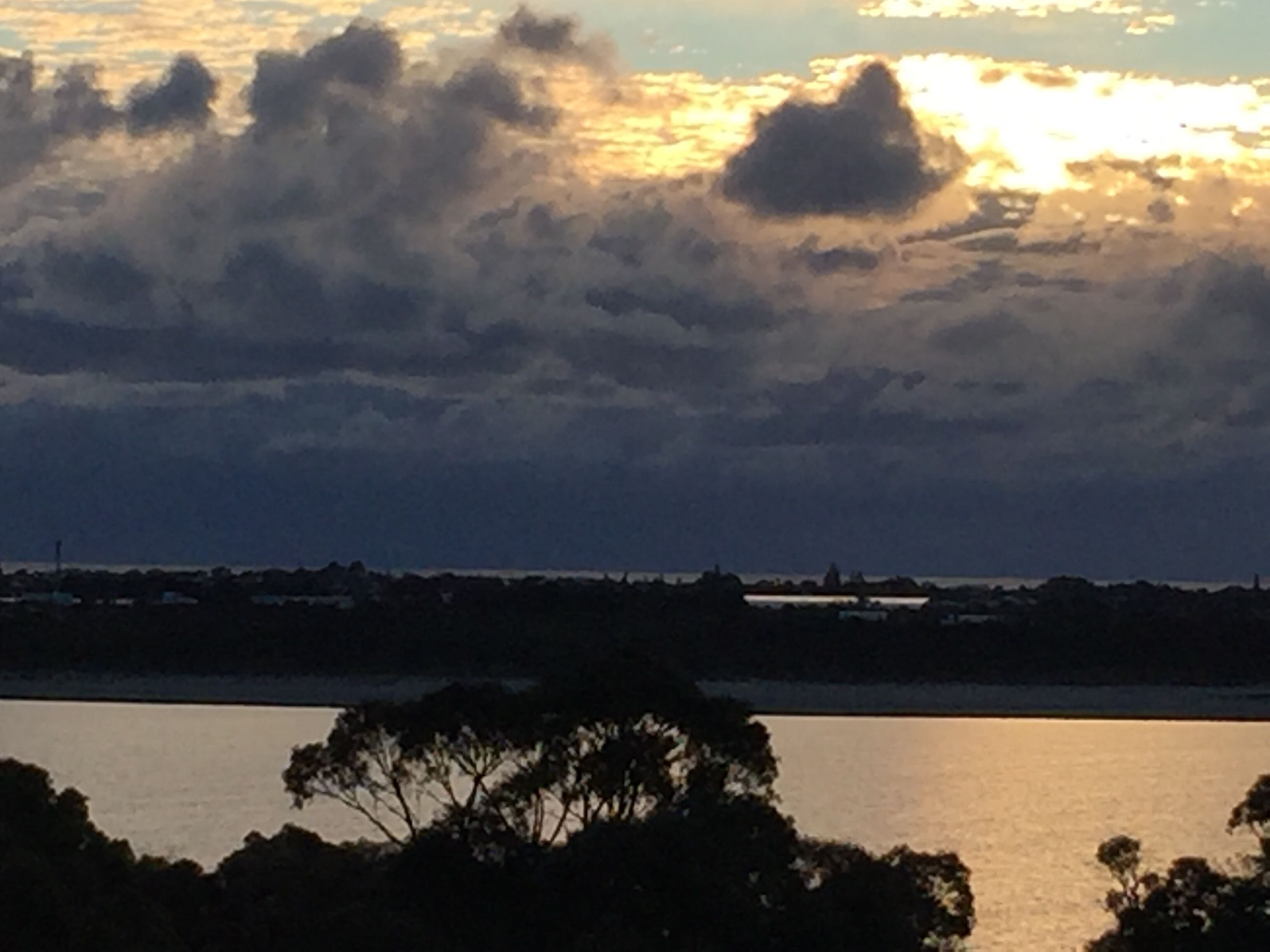 Natures Retreat: Studio Cottage Amid Roses & Bush Overlooking Baldivis Salt lake — image 9