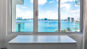 Interior - South Beach Bay View Suite + Private Balcony, Pool, Spa & Gym (Miami Beach)