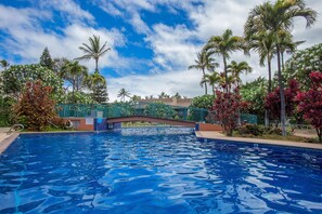 Utendørsbasseng og et oppvarmet basseng