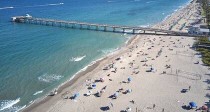 Modern & Spacious Luxury Apartment – Steps to the Beach