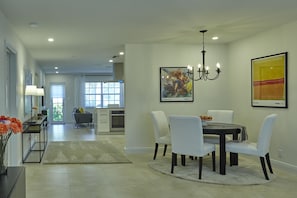 Dining - Modern & Spacious Luxury Apartment – Steps to the Beach (Deerfield Beach)