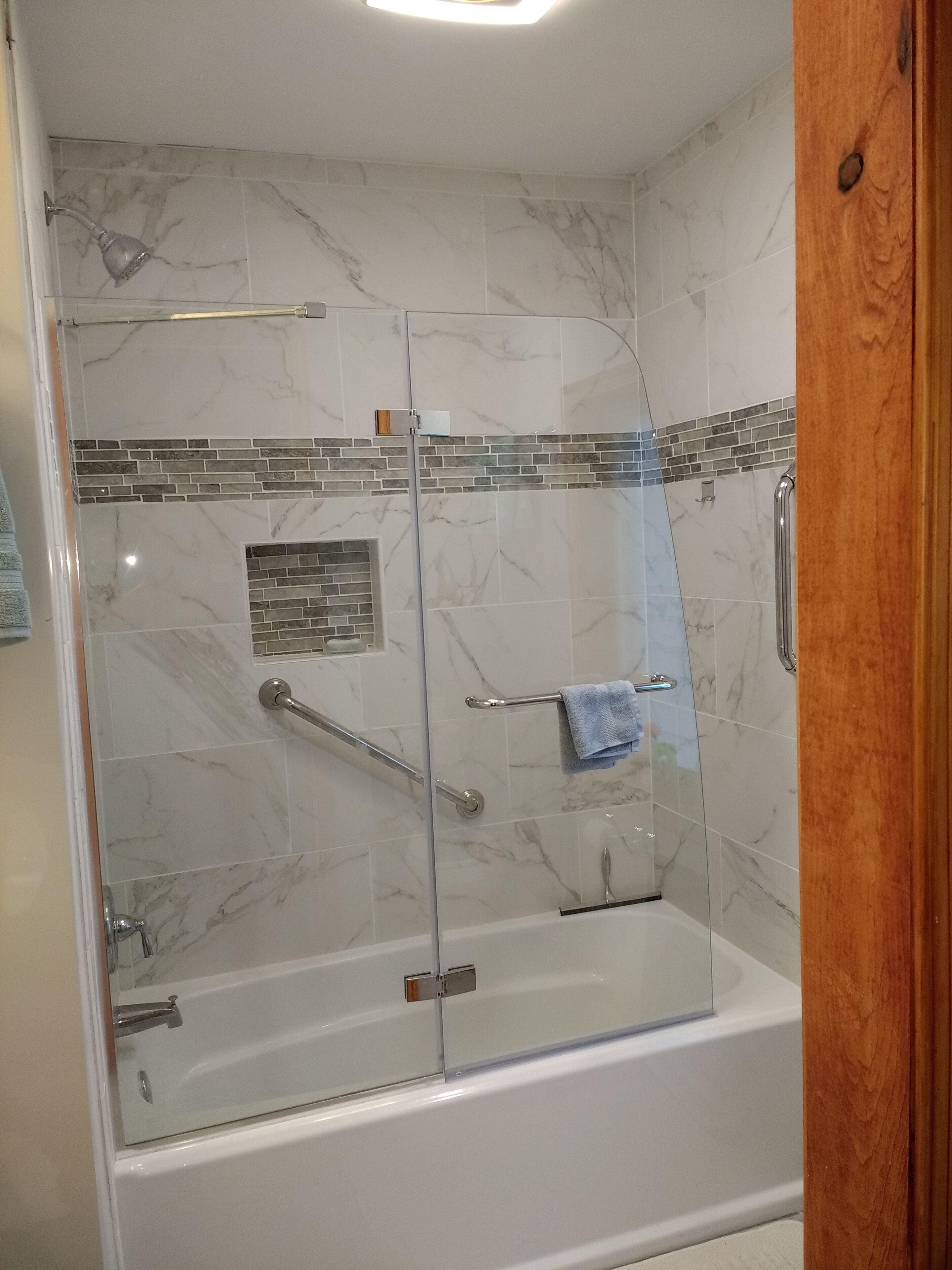 Waterfront Log Cabin with Million Dollar View, Shark's Teeth, Beautiful Bath