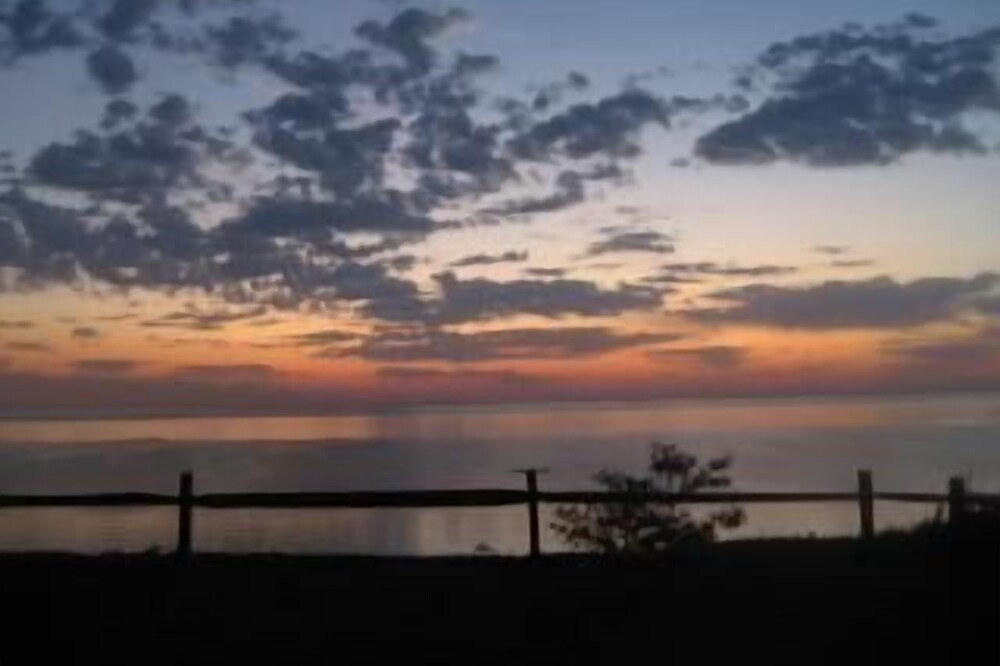 Waterfront Log Cabin with Million Dollar View, Shark's Teeth, Beautiful Bath
