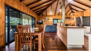Un interior de madera espacioso con comedor, cocina y sala de estar.