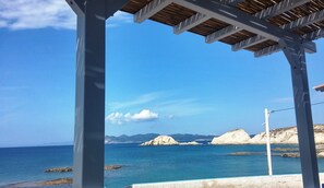 Chaises longues, serviettes de plage